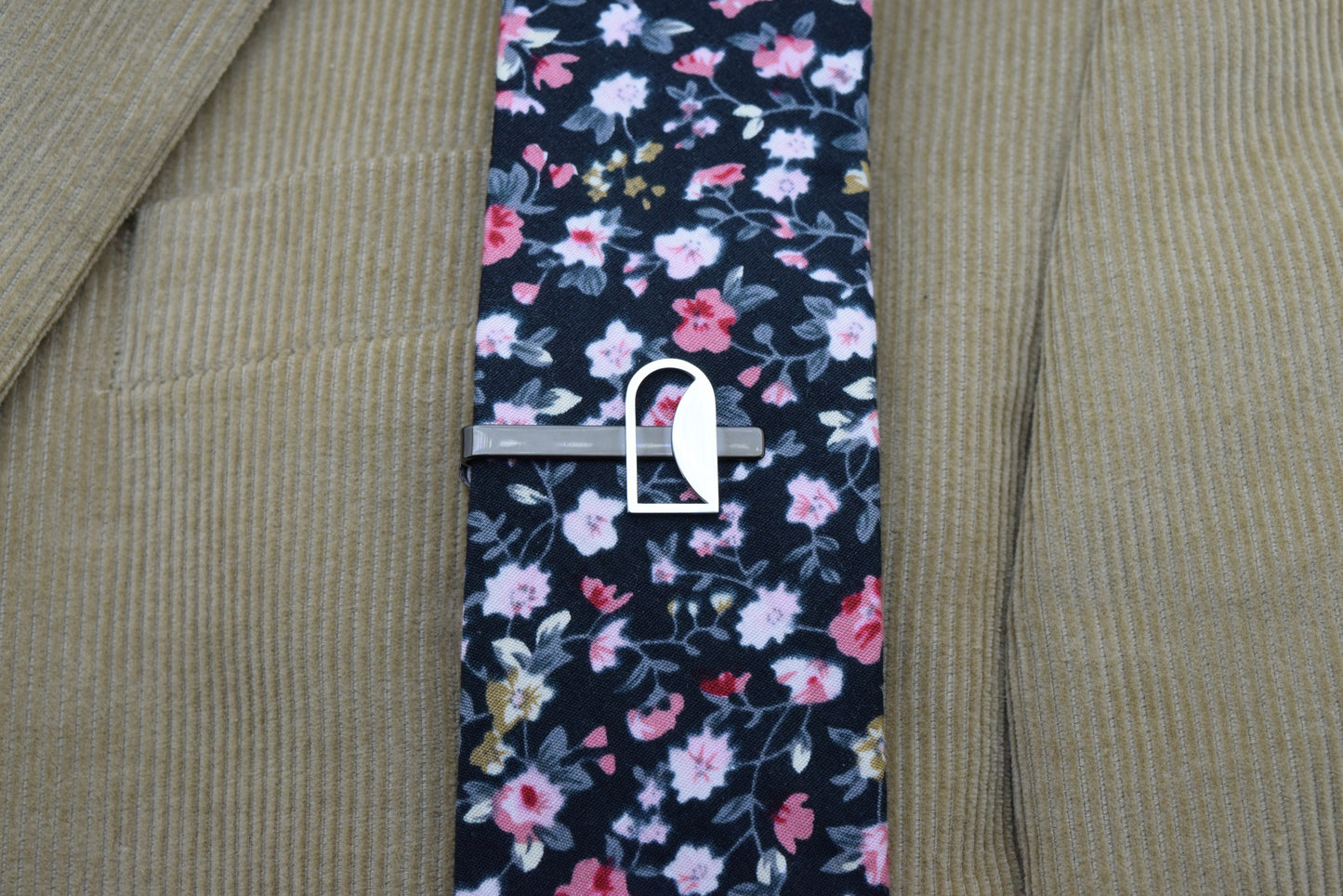 Empty Tomb tie clip, stainless steel, silver color symbol, black color tie-bar, size 12mm x 21mm H, standard base, smooth stone